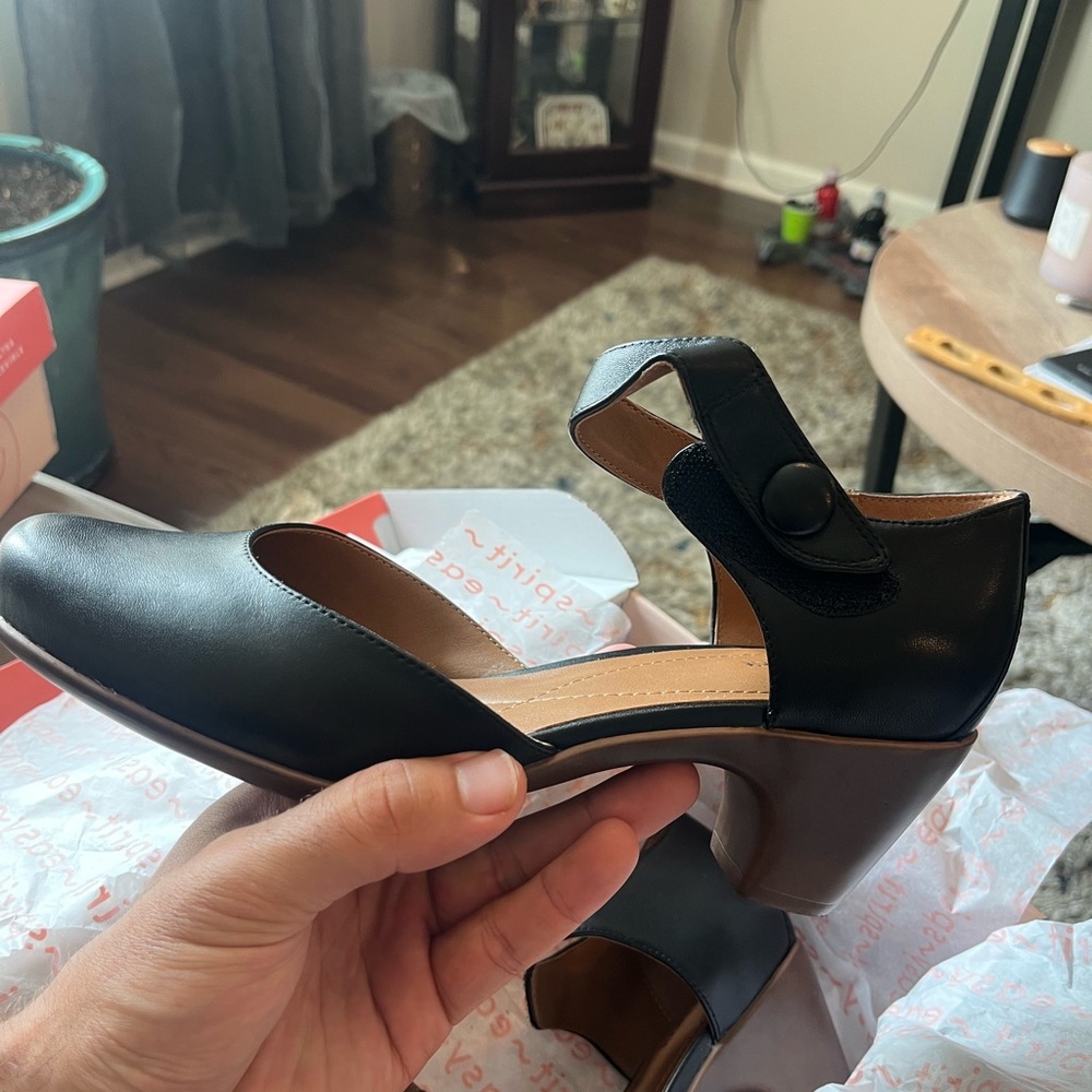 Easy Spirit Black Heels Sleek Comfortable Design